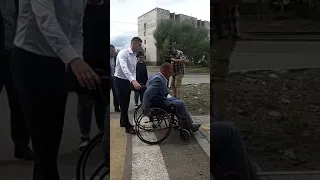 Мэр Нижнего Тагила посадил работников дорожных служб в инвалидные коляски 2