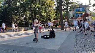 🔥 Blah blah blah - Armin van Buren 🙌🏻street performance wiolin cover by Sandra Cygan 🎻🔥