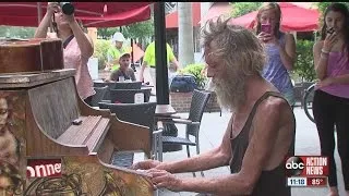 Homeless piano man wows internet