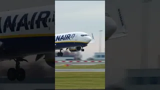 Boeing 737 Ryanair landing at Prague