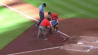 ARI@HOU: Grounds crew fixes the front of home plate