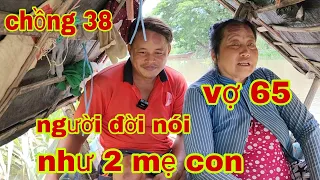 Xót thương chồng U38 vợ U65 bò lết người đời trầm trồ như 2 mẹ con