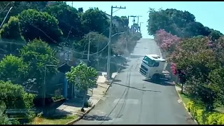 Vídeo mostra momento em que carreta perde controle e tomba perto de escola em Dois Irmãos
