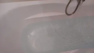 Вода в ванной - цвет голубоватый