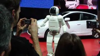 ASIMO introduces the Honda Insight at the Geneva Auto Show! (1/5)