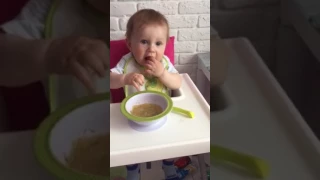 Самостоятельный мальчик Как нужно есть