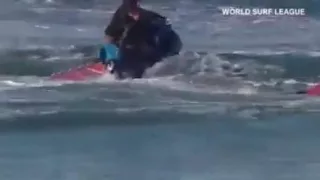 Mick Fanning get attacked by a shark while surfing