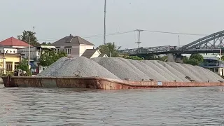 tàu to chở khẩm kinh hồn