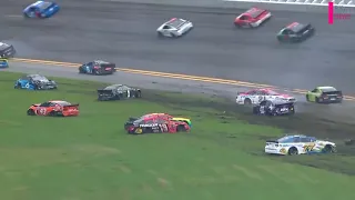 16 машин столкнулись друг с другом во время гонки NASCAR