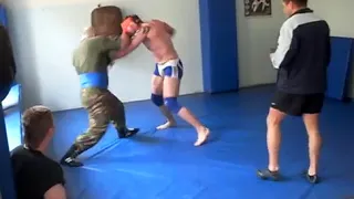 Краповый берет против боксёра, просто отличный бой