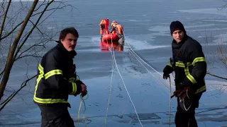 Mann auf der Alster im Eis eingebrochen