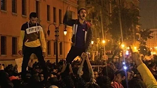 Egyptian Police and Protestors Clash in Tahrir Sq.