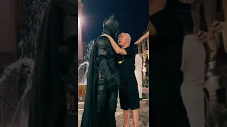 Batman sorprende un ragazzo con la sindrome di down . Batman maxwayne ed Gianni