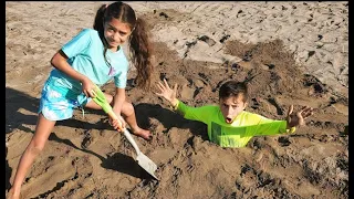 Хайди и Зидан играли на пляже и застряли в песке