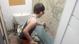 видео приколы про детей , маленький мальчик ломает стену туалета