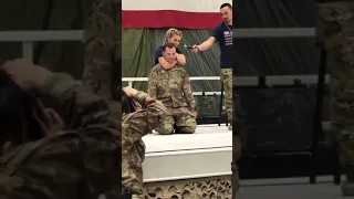 Paige VanZant puts soldier to sleep and  Max Holloway wake him up 😨