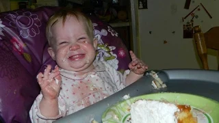 Дети кушают свой первый Торт! Лучшая Подборка / Children eat his first cake!  Funny Kids!