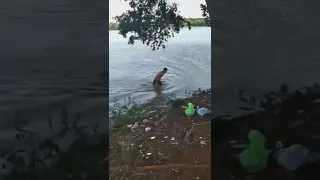 Detik detik buaya memakan manusia