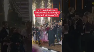Kevin Mglej śpieszy z bukietem róż do Roxie po przegranej w TzG