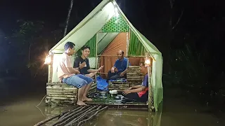 camping hujan deras menbangun rumah terapung di tengah hutan belantara