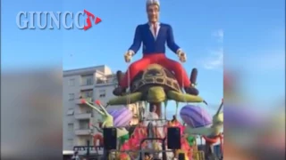 FOLLONICA  - Cade un mascherone del carnevale