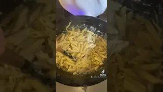 BWW Garlic Parmesan Chicken Pasta! ( Crockpot - Instapot - Slowcooker )