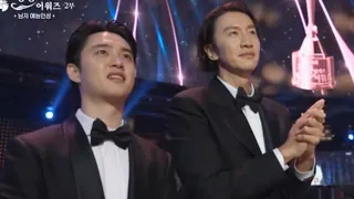 230719 Doh Kyungsoo & Lee Kwang Soo standing ovation for You Jaesuk's win @Blue Dragon Series Awards