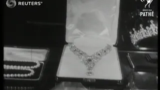 ROYAL: Wedding of HRH Princess Elizabeth and Philip Mountbatten: wedding presents on show (1947)