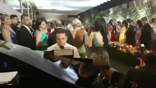 Maraisa  cantando  bengala e crochê  no casamento  lindo