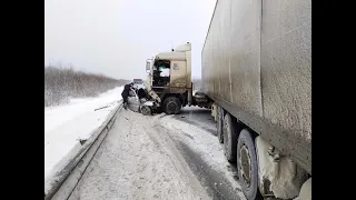 Впечатал легковушку в отбойник: В массовом ДТП в Грязовецком районе погиб водитель ВАЗа