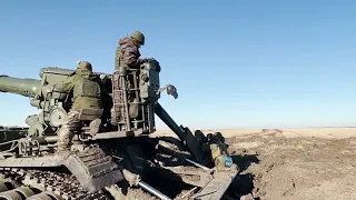 Artillerymen of the Russian Army fire a 2S7M Pion in the Ukraine's south