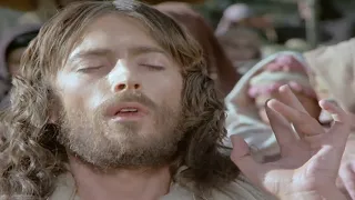 Jesus Feeds 5,000 People With 5 Loaves & 2 Fish | Jesus Of Nazareth Scene 4K