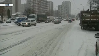 Київ засипає снігом: спецтехніки і комунальників не видно. Яка ситуація на дорогах станом на ранок