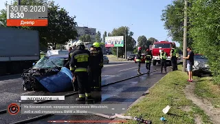 В Днепре на Космической лоб в лоб столкнулись BMW и Mazda: один из водителей вылетел из машины