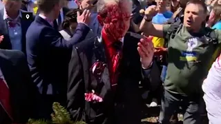 Manifestantes atacan con pintura a embajador ruso en Polonia.