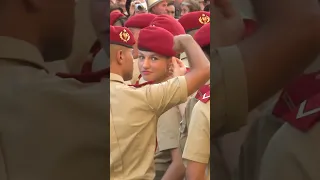 Los gestos de camaradería entre la #princesaleonor y sus compañeros de la Academia Militar #leonor