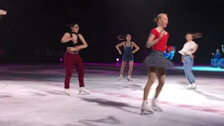 Stars On Ice 2019 Pump Up the 90s group number