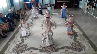 Средняя гр. танец " Веснушки"