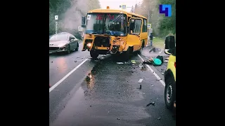 В Тосненском районе Ленинградской области школьный автобус столкнулся с легковушкой