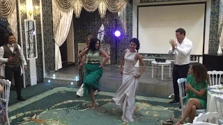 Цыганка танцует на свадьбе
