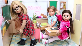 Doll friends are back to school and explore the classroom! Play Dolls story