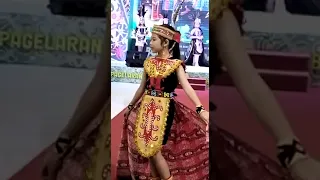 fashion show busana adat Dayak