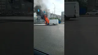 На дороге в Челябинске вспыхнула «Газель»