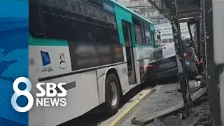 버스 들이받은 車, 정류장 돌진…1명 사망·4명 부상 / SBS