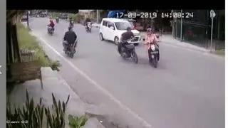 🔴Viral! Karena Lupa Nyalakan Lampu Sein, Emak-Emak Jatuh Disenggol Dari Motor