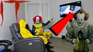 GEORGIE AND PENNYWISE WATCHES THE IT MOVIE TOGETHER!!! THEY HAD A DEADLY FIGHT OMG!!!