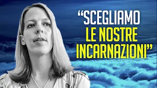 Muore per ischemia cerebrale; le vengono mostrate le vite passate durante un'esperienza di pre-morte