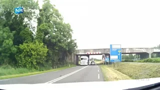 Vrachtwagen knalt tegen viaduct N242