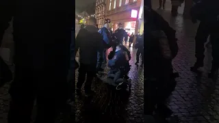🇩🇪 10.02.22 In Braunschweig wordt een vreedzame demonstrant hardhandig gearresteerd