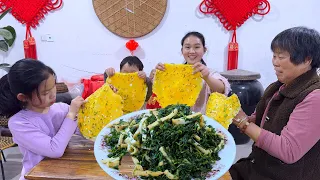 A plate of wild vegetables and an egg pancake,the family ate deliciously